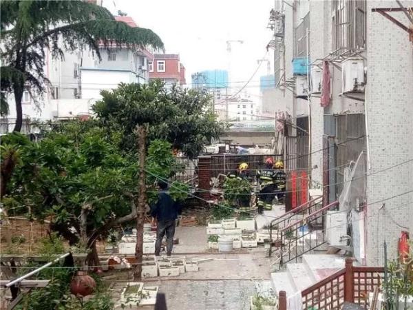 突發(fā)！青島一居民樓發(fā)生爆燃！已造1人死亡，7人受傷！3公里外有震感…