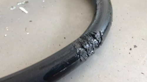 消防鑒證科檢查煤氣桶輸送管，發(fā)現(xiàn)有被老鼠撕咬的痕跡。（馬來西亞《星洲日報(bào)》）