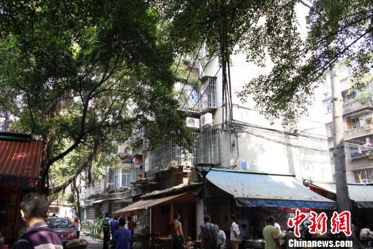 圖為煤氣爆燃民房。 朱柳融 攝